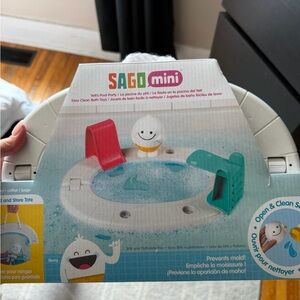 Sago Mini Yeti's Pool Party Bath Toy - White, Teal, Red
